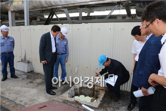 23일 광양항을 방문한 김영석 해양수산부 차관이 낙포부두 현장에서 부두의 노후화 정도에 대한 설명을 듣고 있다. 