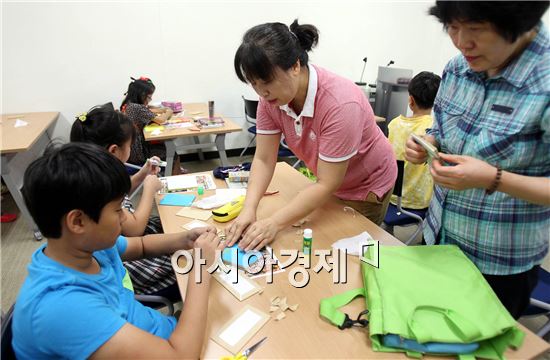 [포토]광주 북구 운암도서관, 미니북 만들기