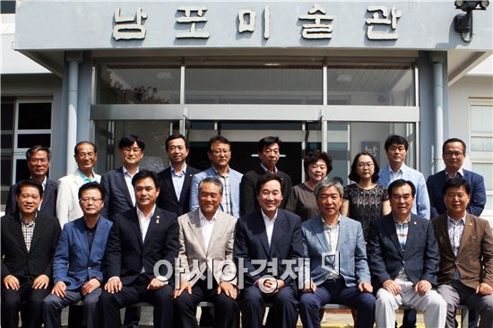 [포토]고흥 남포미술관 둘러보는 이낙연 전남지사