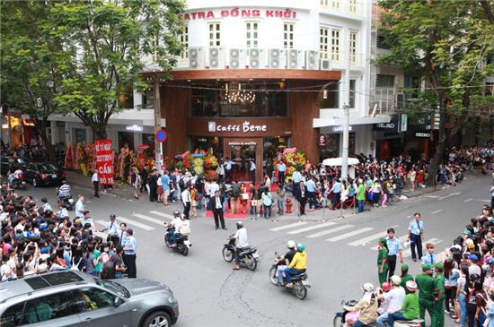 카페베네가 베트남 호치민에 1호점을 공식 오픈했다.