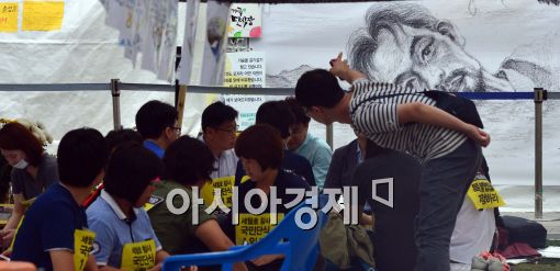 [포토]세월호 단식농성장에 그려진 '유민 아버지' 김영오씨