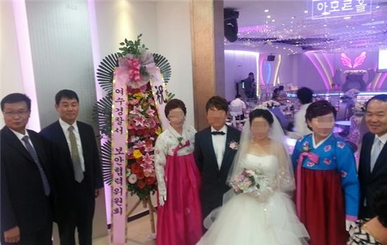 <여수경찰서 직원들이 탈북민 결혼식장을 찾아 축하 화환과 격려금을 전한 뒤 하객 역할을 해주고 있다.>
