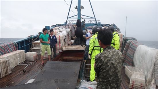 <서해어업관리단이 25일 통보 없이 우리나라 해역을 침범한 중국 어획물 운반선을 나포했다.>