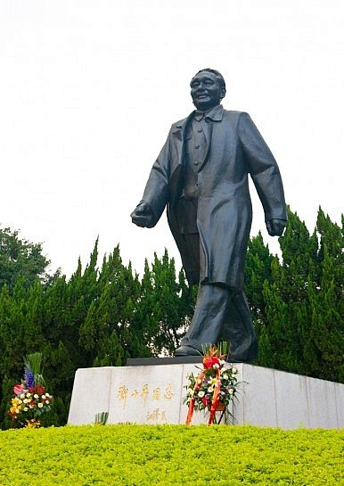 시진핑 중국 국가주석의 역할 모델 덩샤오핑의 동상