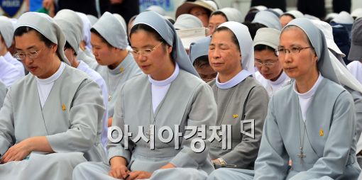 [포토]기도하는 수녀들
