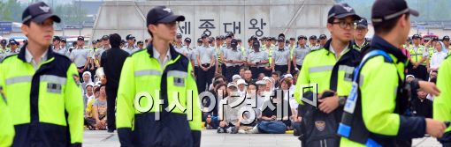 [포토]경찰 병력들에게 둘러싸인 전국 사제 수도자 단식기도회 참석자들