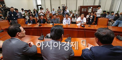 [포토]이완구 새누리당 원내대표 만나는 세월호 유가족