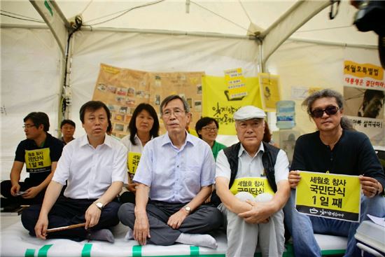 26일 한국작가회의 소속 회원들이 서울광화문광장에서 '세월호 특별법 제정' 등을 요구하며 세월호 유가족 단식에 동참했다. 사진은 왼쪽부터 도종환 시인(국회의원), 이시영 시인(한국작가회의 이사장), 현기영 소설가(작가회의 상임고문), 이시백 소설가(작가회의 자유실천위원장).