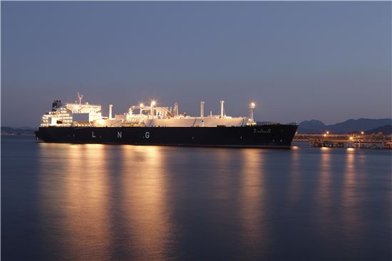 한국가스공사 통영생산기지에 접안해 있는 LNG선