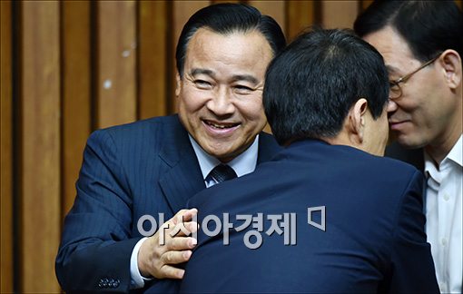 [포토]회의 참석하는 이완구 원내대표