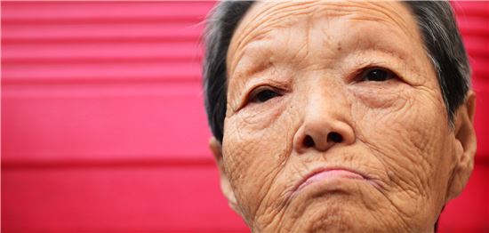 김양주 할머니가 기자들을 물끄러미 바라보고 있다. 짙어져 가는 치매 때문에 할머니는 긴 대화를 이어가기 어렵다. 백소아 기자 sharp2046@
