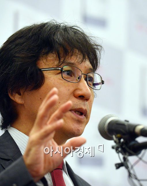 [포토]출판 배경 설명하는 신장섭 교수 