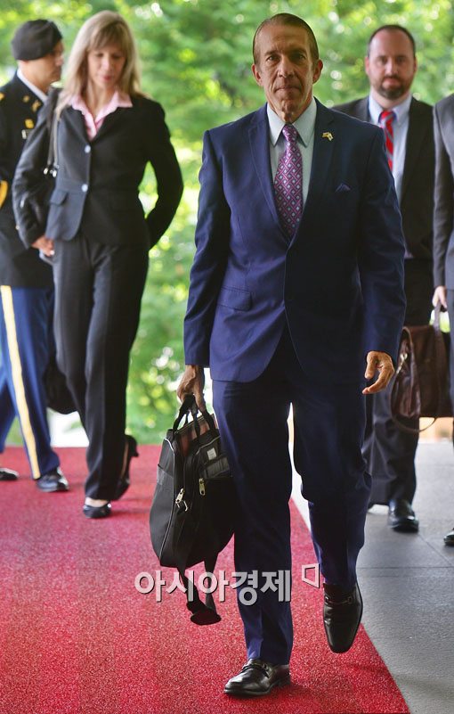 [포토]입장하는 크리스토퍼 페인터 美 국무부 사이버 정책 선임조정관 