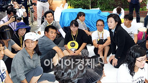 [포토]세월호 유가족 앞에 무릅 끓은 박영선