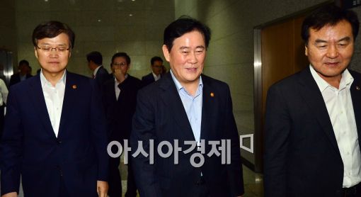 [포토]호소문 발표 마치고 나서는 최경환 부총리