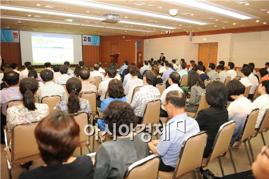 25일 장성군청 아카데미 홀에서 유두석 장성군수를 비롯한 각 실과소장 및 직원 2백여명이 참석한 가운데 ‘민선 6기 공약사업 보고회’를 가졌다