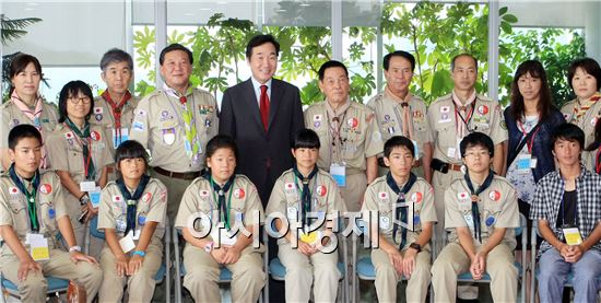 이낙연 전남도지사가 26일 오전 전남도를 방문한 한국스카우트전남연맹 목포지구연합회와 일본 고치현 스카우트 청소년 교류단과 간담회를 가진 뒤 기념촬영을 하고 있다. 이번 일본 고치현 스카우트단 방문은 2013년 우호증진 협약에 따른 것이다.사진제공=전남도