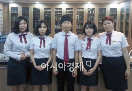 장나래, 안혜수(2년), 이승수, 박미리, 유현진(이상 1년)<왼쪽부터>