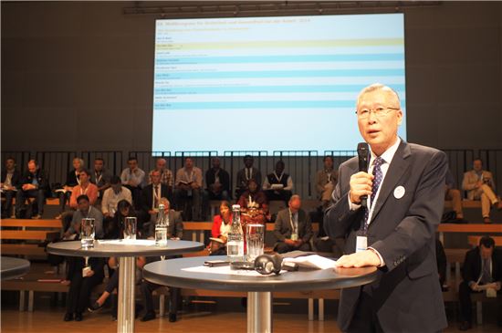   백헌기 안전보건공단 이사장이 25일 오후 독일 프랑크푸르트 국제회의장에서 열린 국제 심포지엄에 참석해 '예방문화의 정의 및 활동'에 대해 발표하고 있다.