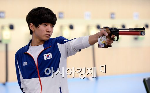 '인천AG 2관왕' 김청용, 전국체전 남고부 10m 공기권총 동메달