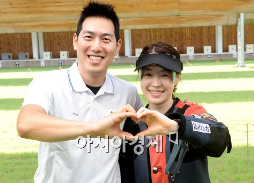 [포토]하트 그리는 황정수-나윤경 커플