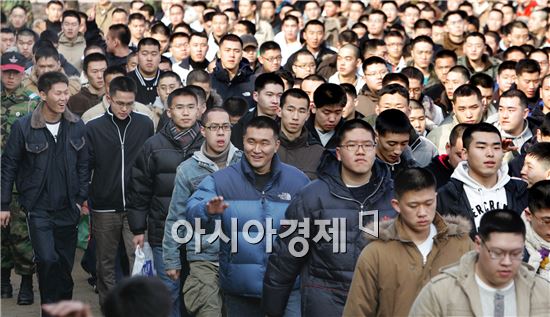 논산훈련소에 입소하고 있는 입영대상자들.