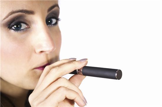 옥스퍼드 선정 올해의 단어는 'Vape'…"전자담배 때문에?"