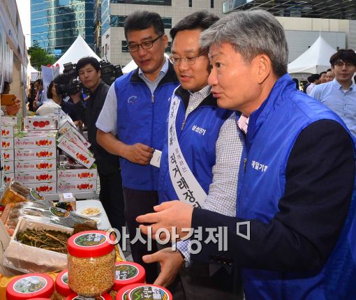 [포토]임대기 제일기획 사장, '어떤 물건이 좋나?'