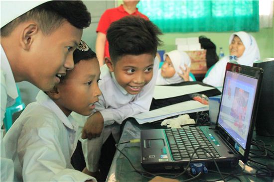 인도네시아의 한 초등학교 학생들이 학교에서 컴퓨터를 이용해 '세이프스쿨(Safeschool)' 앱을 다운받아 사용하고 있다.