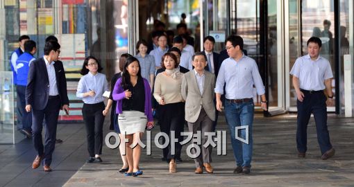 [포토]권오현 삼성전자 부회장, '직거래장터 방문하러 가요'