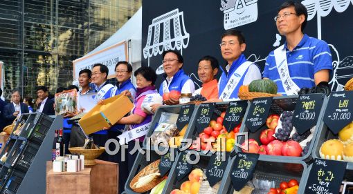 [포토]삼성 사장단, '직거래 장터 이용하세요~'
