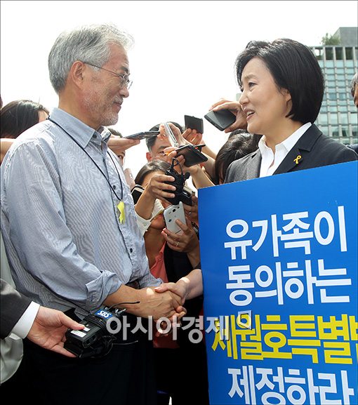 [포토]악수하는 박영선·문재인