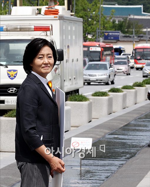 [포토]광화문 광장으로 나간 박영선 원내대표