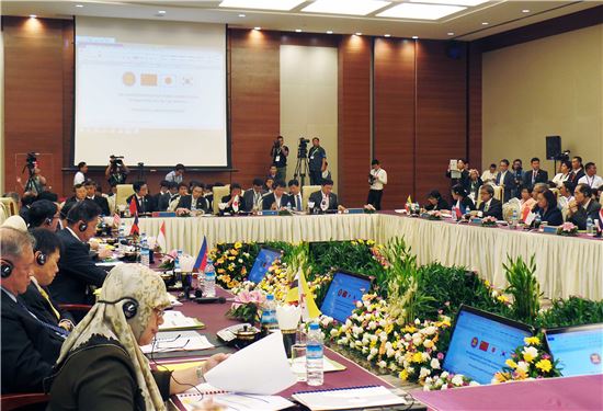 ▲윤상직 산업통상자원부 장관은 26일(현지시간) 미얀마 네피도에서 개최된 제11차 한-아세안 경제장관회의에 참석, 한-아세안 자유무역협정(FTA) 추가자유화와 활용 제고 방안’에 대해 논의했다.