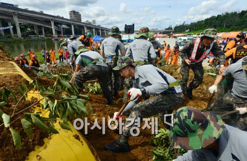 [포토]훈련하는 구조대원들과 군인들, '토사를 걷어내라!'