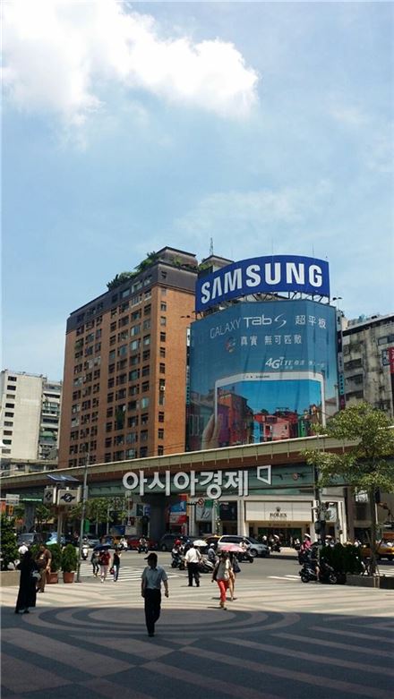 대만 타이페이 중샤오푸싱역 앞 삼성 갤럭시탭S 광고
