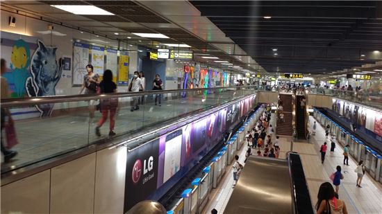 대만 타이페이 지하철(MRT) 내 LG G3 광고