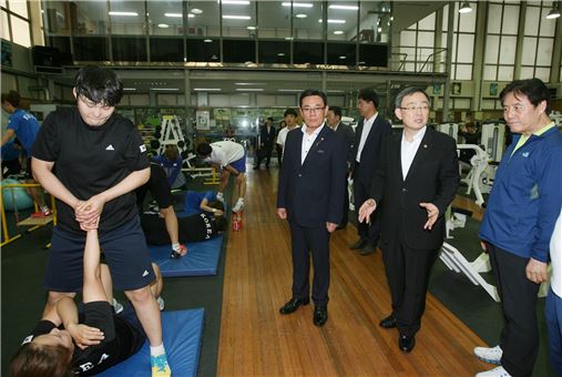최성준 위원장(오른쪽에서 두번째)이 27일 태릉선수촌을 방문해 선수들을 격려하고 있다.