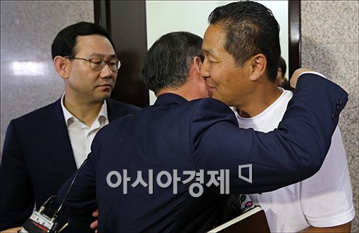 [포토]포옹하는 김재원 수석과 김병원 위원장