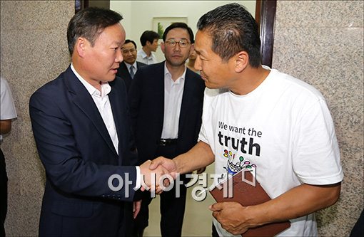[포토]악수하는 김재원 수석·김병권 위원장