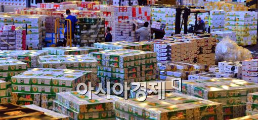 [포토]추석 앞두고 쌓여 있는 과일 박스들