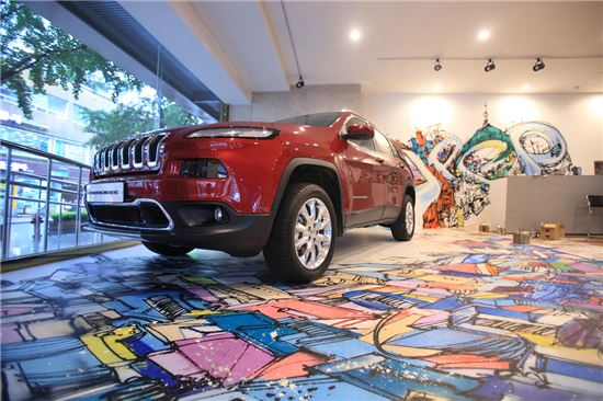 크라이슬러, 10월까지 신형 체로키 그래피티 이펙트전 전시