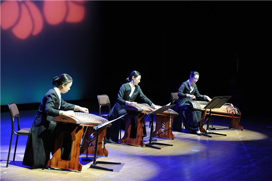 국악공연 '아리랑을 펼치다-해주' 연주자인 이지언(왼쪽), 이지혜, 김은수(오른쪽) 
