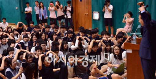 [포토]'학생과 박원순 시장의 인사법'