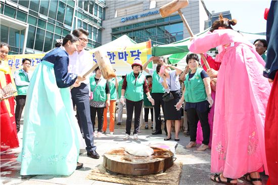 정원오 성동구청장이 다문화 여성들과 함께 떡을 메치며 즐거워하고 있다.