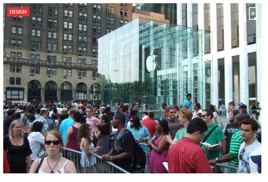▲뉴욕 5번가 애플 매장 앞에 줄이 길게 늘어서 있다. (출처-비즈니스 인사이더)