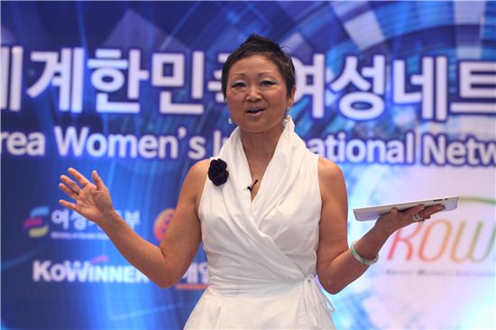 현경 교수가 지난 달 26일부터 나흘간 경북 구미에서 열린 '세계한민족여성네트워크'서 강연하고 있다.