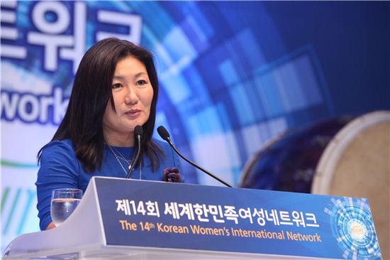 '제14회 세계한민족여성네트워크'에서 연설하고 있는 박향헌 판사