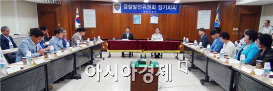 함평경찰서(서장 박희순)는 28일 경찰서 3층 대회의실에서 경찰발전위원회 정기회의를 개최했다.
