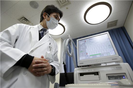 일본이 의료장비 수출에 힘을 쏟고 있다. 사진에서 도쿄(東京)대 의대의 한 의료진이 살펴보는 기기는 근적외선 분광기(near-infrared spectroscopyㆍNIRS)다. NIRS를 활용하면 혈액을 채취하지 않고 혈당을 측정할 수 있다. 사진=블룸버그